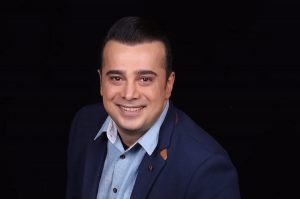 بازیگر سریال بی همگان مجری شد
