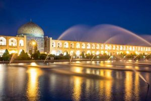 انتخاب اشتباهِ گچ در مرمت دو گنبد میدان نقش جهان