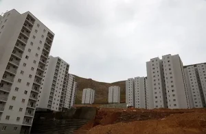 ۱۰۵ واحد مسکونی سازمان ملی زمین و مسکن در تصرف سازنده